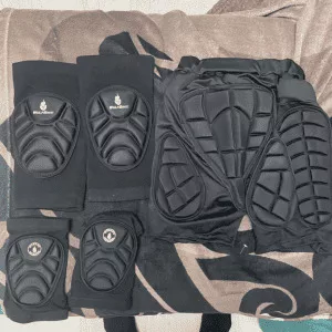 Modtog Snowboarding Impact Padded Shorts og knæbeskyttelse fra kunde L**a.
